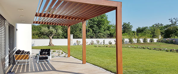 jardin avec pergola en bois