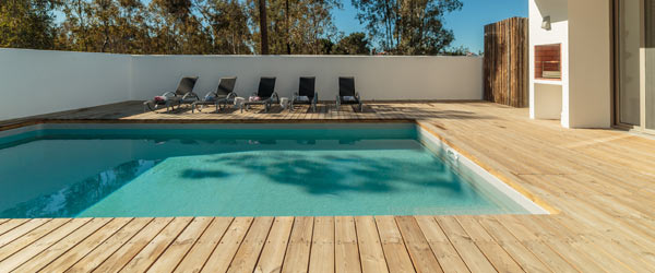 terrasse clair bois piscine